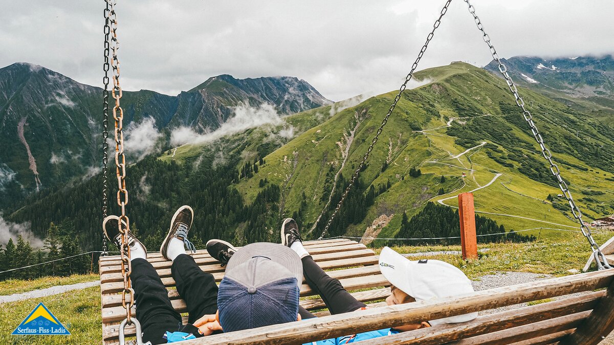 Sommerurlaub in den Bergen mit Kindern Hängeschaukel Genussstationen im Wandergebiet Serfaus-Fiss-Ladis | © travelisto.net 