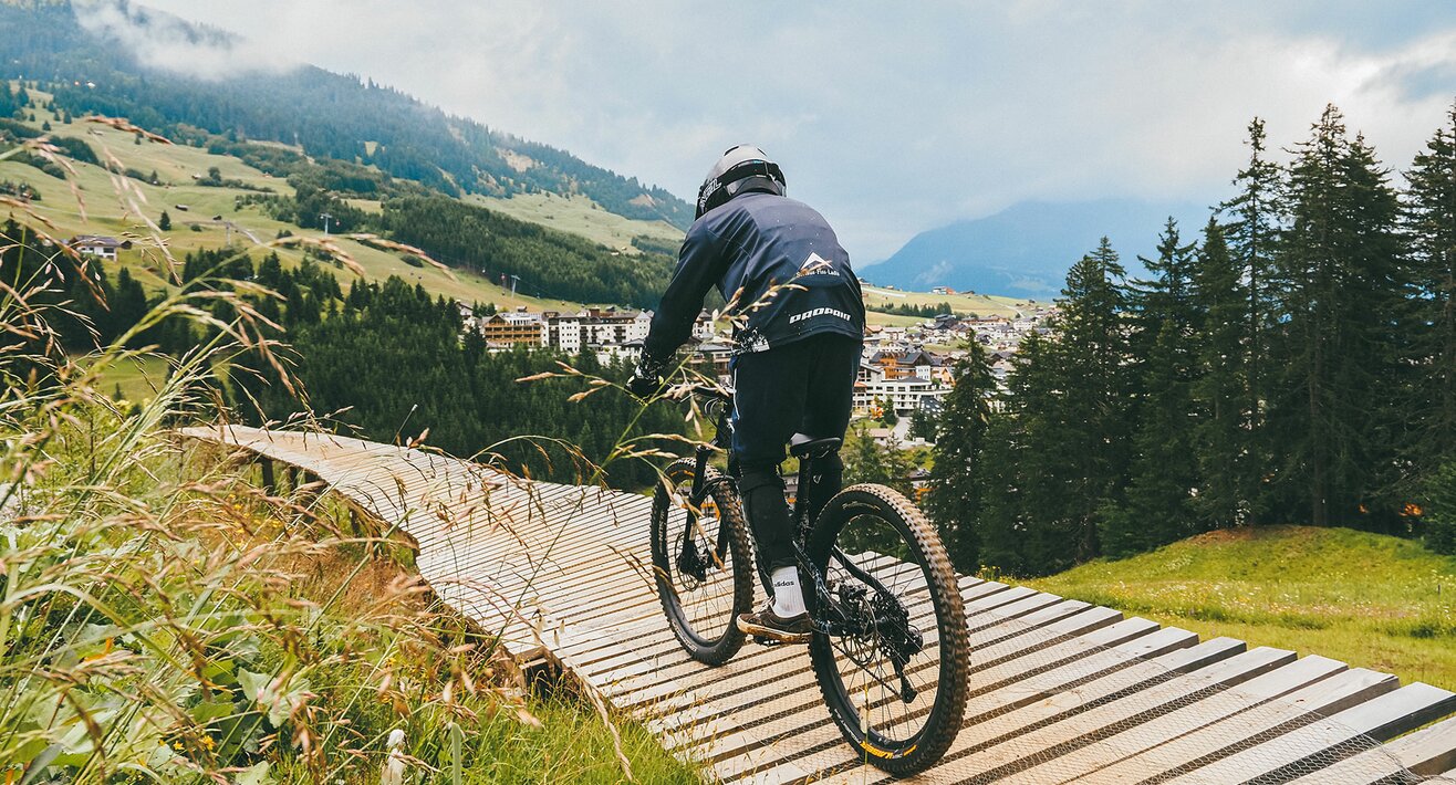 Mountainbiken am Berg mit Kindern Bikeparktrail Serfaus-Fiss-Ladis in Tirol | © travelisto.net 