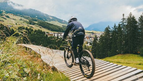 Mountainbiken am Berg mit Kindern Bikeparktrail Serfaus-Fiss-Ladis in Tirol | © travelisto.net 