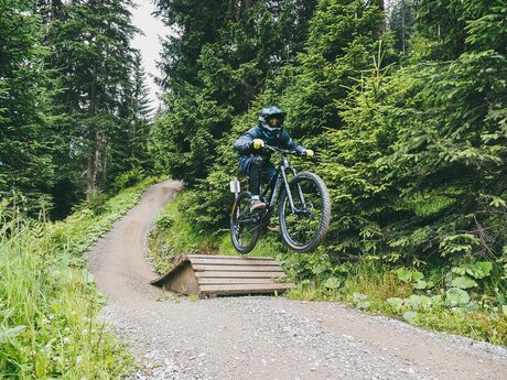 Bikepark Serfaus-Fiss-Ladis in Tirol Verleih Bikeschule an der Talstation der Waldbahn | © travelisto.net 