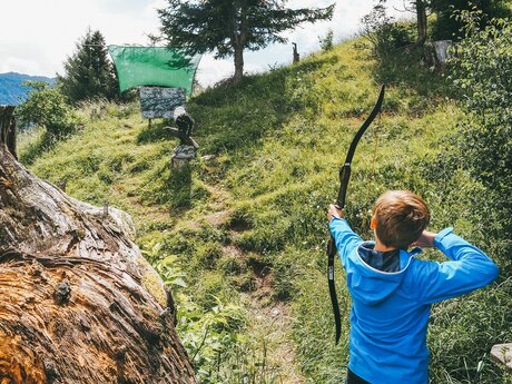 Bogengschießen auf 3 D Wildtiere im Wald bei Madatschen Outdoor-Aktivitäten mit Kindern Familienregion Serfaus-Fiss-Ladis | © travelisto.net 
