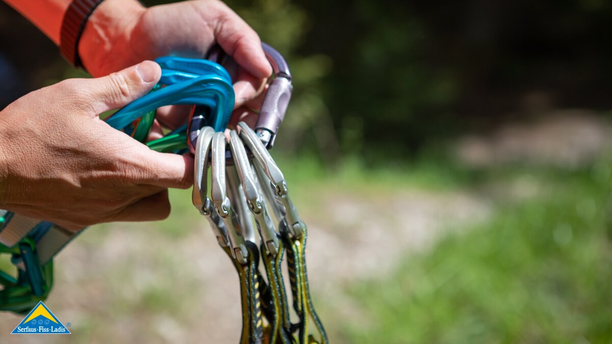 Ausrüstung Klettern Familien-Klettergarten Rappenwand St. Georgen Familienregion Serfaus-Fiss-Ladis Alpinschulen Tirol | © Serfaus-Fiss-Ladis Marketing GmbH | Andreas Kirschner