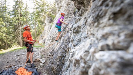 Klettern in Serfaus-Fiss-Ladis im Freien am Felsen Rappenwand St. Georgen | © Serfaus-Fiss-Ladis Marketing GmbH | Andreas Kirschner