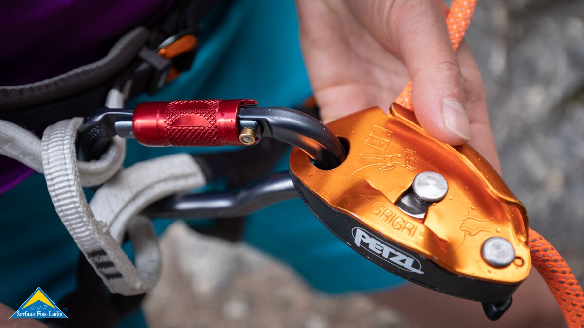 Sicherungsgerät Klettern am Felsen aktiver Sommerurlaub in den Bergen Serfaus-Fiss-Ladis in Tirol | © Serfaus-Fiss-Ladis Marketing GmbH | Andreas Kirschner