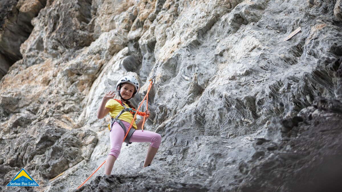Klettern in der Familienregion Serfaus-Fiss-Ladis Kurse Alpinschulen Programm Kinderclubs Murmliclub Mini&Maxi Club in Tirol | © Serfaus-Fiss-Ladis Marketing GmbH | Andreas Kirschner
