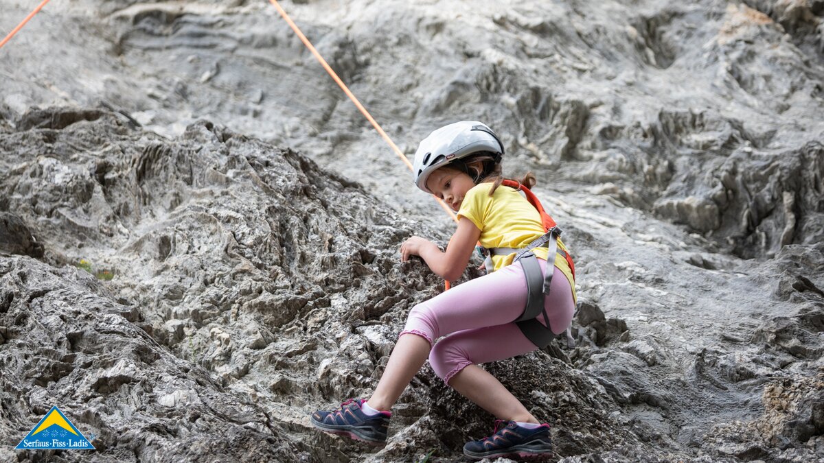 Klettern außerhalb von Serfaus im Weiler St Georgen Felswand mit Pavillon Sommerurlaub aktiv in Serfaus-Fiss-Ladis in Tirol | © Serfaus-Fiss-Ladis Marketing GmbH | Andreas Kirschner