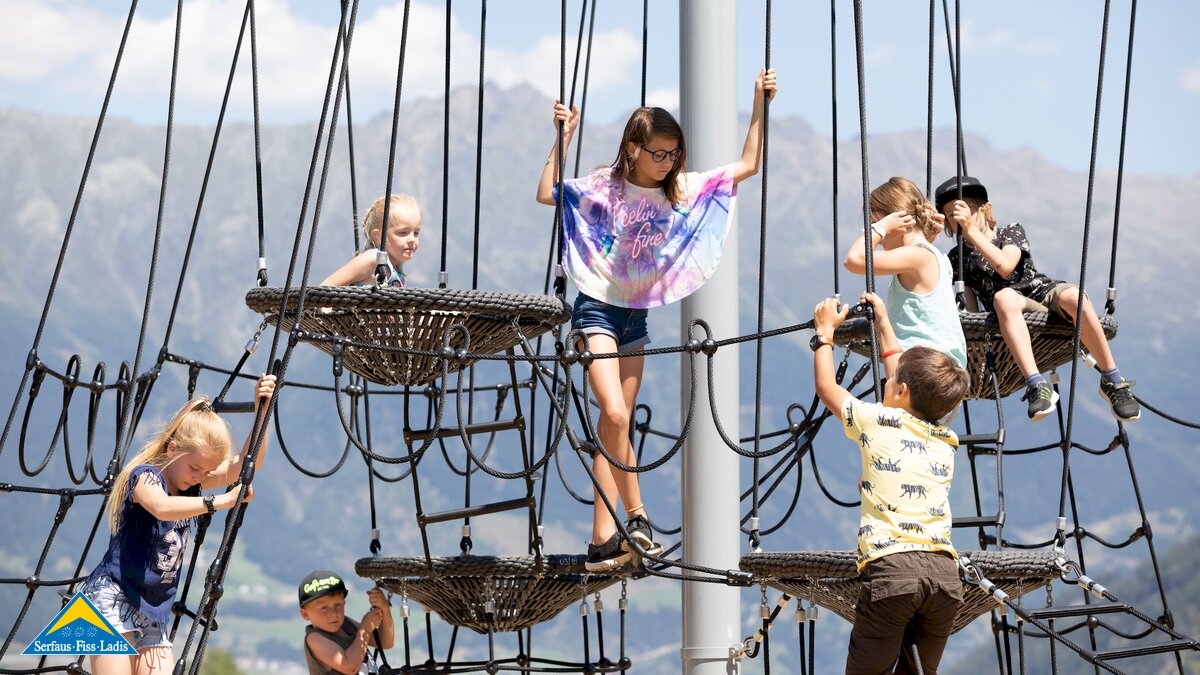 Klettern Spielplatz beim Kulturhaus Fiss Mini&Maxi Kinderclub in der Familienregion Serfaus-Fiss-Ladis in Tirol | © Serfaus-Fiss-Ladis Marketing GmbH | Andreas Kirschner