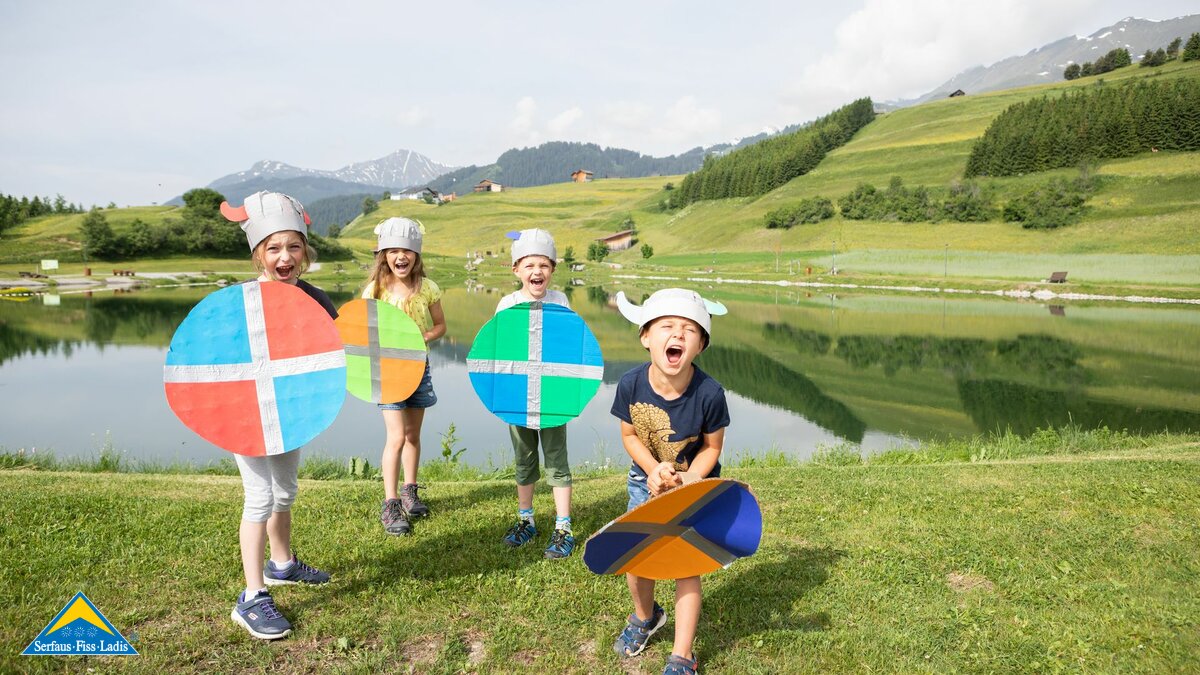 Selbstgebastelte Wikingerhelme Kreatives abwechslungsreiches Animationsprogramm in den Kinderclubs in Serfaus-Fiss-Ladis | © Serfaus-Fiss-Ladis Marketing GmbH | Andreas Kirschner
