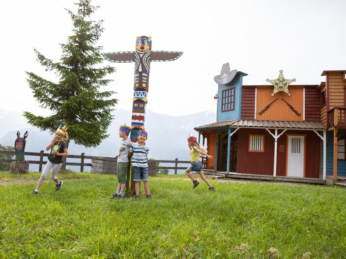 Spielen im Indianerdorf in Serfaus-Fiss-Ladis in Tirol Ausflug mit dem Kinderclubs | © Serfaus-Fiss-Ladis Marketing GmbH | Andreas Kirschner