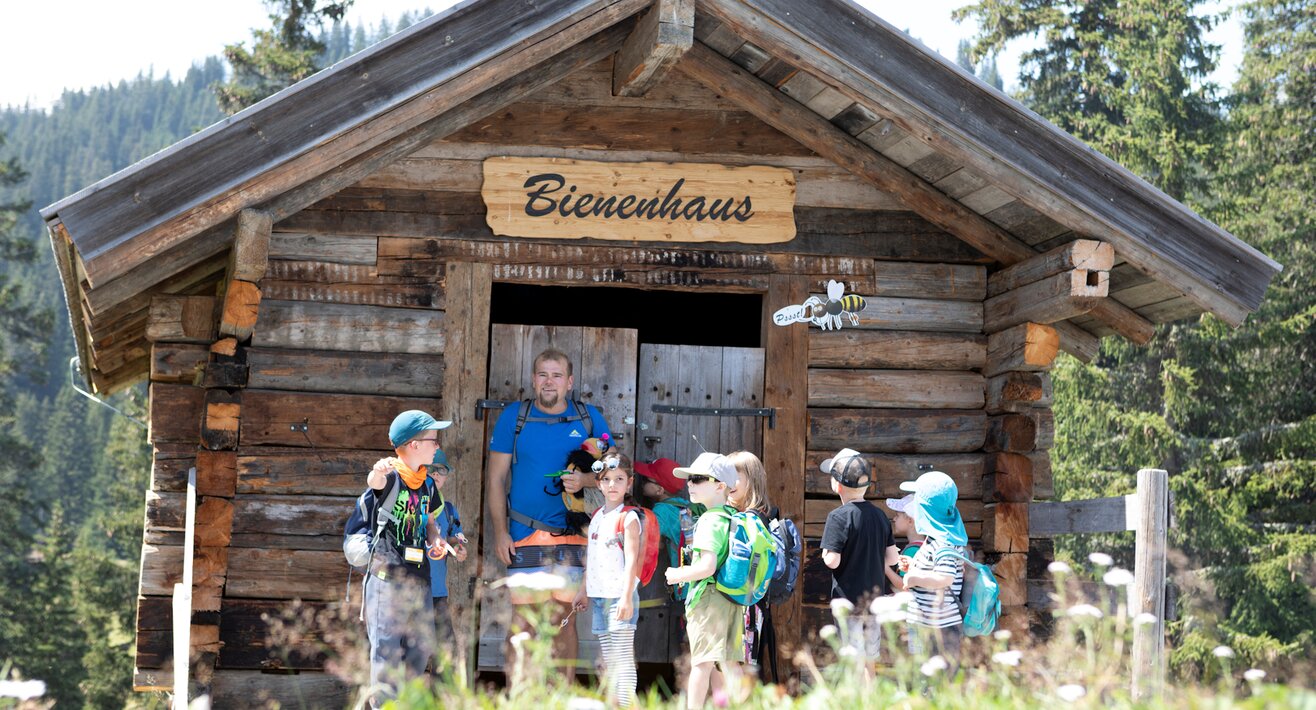 Kinderclubs Familienregion Serfaus-Fiss-Ladis Murmliclub in Serfaus Ausflug zum Högsee Bienenhaus | © Serfaus-Fiss-Ladis Marketing GmbH | Andreas Kirschner