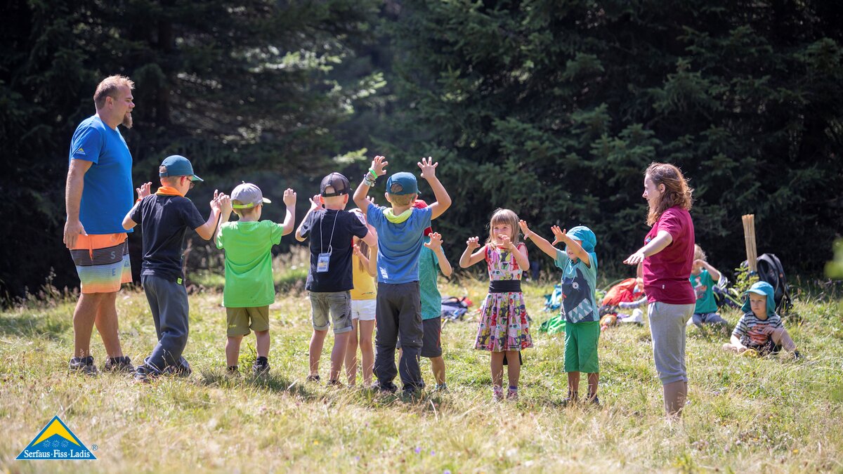 Betreuer Peter Hangl beim Spielen mit den Kindern Kinderclub Serfaus-Fiss-Ladis Murmliclub | © Serfaus-Fiss-Ladis Marketing GmbH | Andreas Kirschner