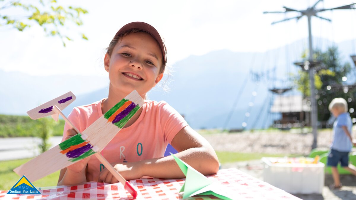 Selbstgebasteltes Flugzeug Kinderbetreuung im Sommer in Serfaus-Fiss-Ladis Animationsprogramm | © Serfaus-Fiss-Ladis Marketing GmbH | Andreas Kirschner
