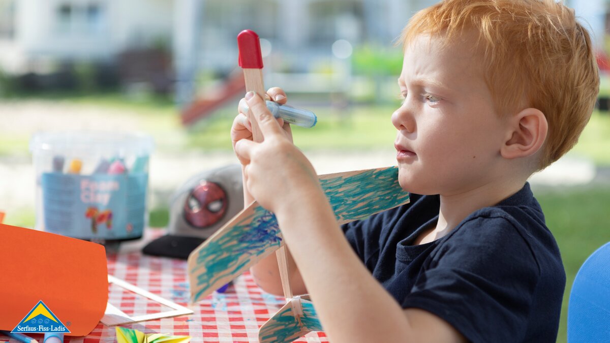 Flugzeug aus Holz basteln Animationsprogramm Kinderclubs Familienregion Serfaus-Fiss-Ladis in Tirol | © Serfaus-Fiss-Ladis Marketing GmbH | Andreas Kirschner