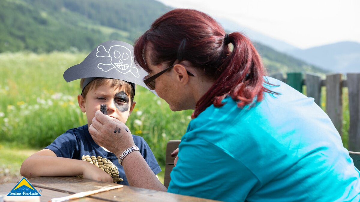 Kinderclubleiterin Cordula Geiger beim Schminken Kinderbetreuung im Sommerurlaub in Serfaus-Fiss-Ladis in Tirol | © Serfaus-Fiss-Ladis Marketing GmbH | Andreas Kirschner