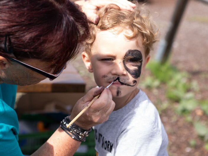 Animationsprogamm Kinderclubs Blogartikel Serfaus-Fiss-Ladis Murmliclub Mini&Maxi Club Kinderclubsleiterin Cordula Geiger beim Schminken | © Serfaus-Fiss-Ladis Marketing GmbH | Andreas Kirschner