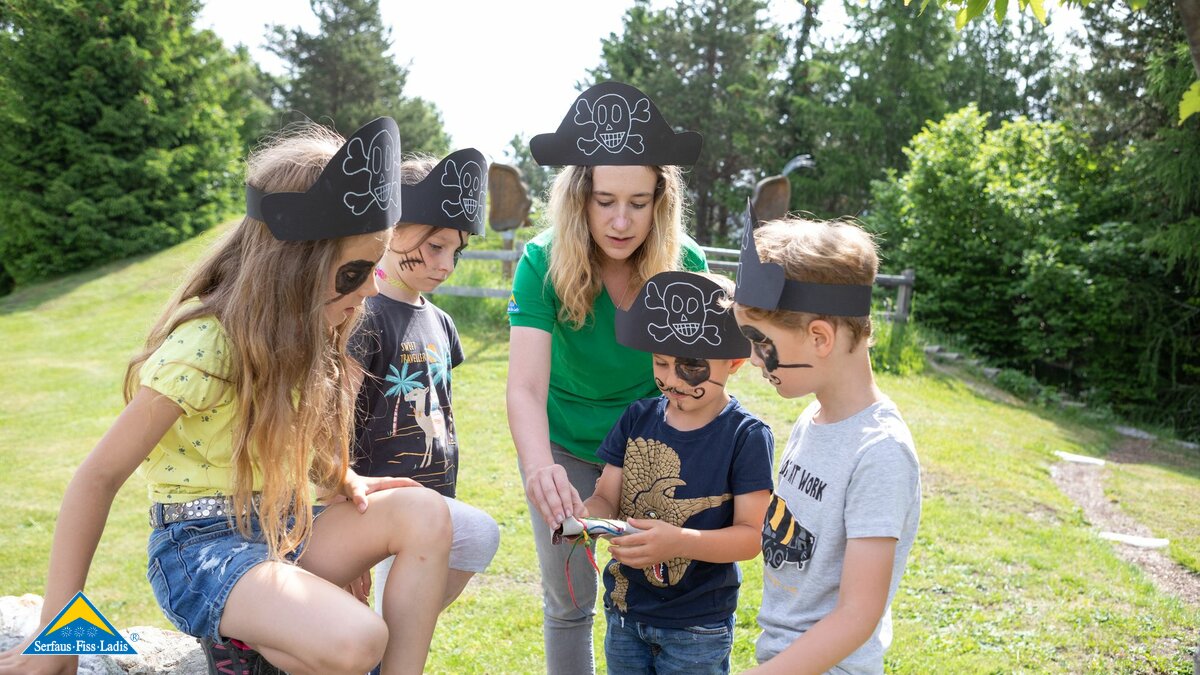 Schatzsuche beim Wolfsee in Fiss Piratenzeit im Min&Maxi Club in der Familienregion Serfaus-Fiss-Ladis in Tirol | © Serfaus-Fiss-Ladis Marketing GmbH | Andreas Kirschner