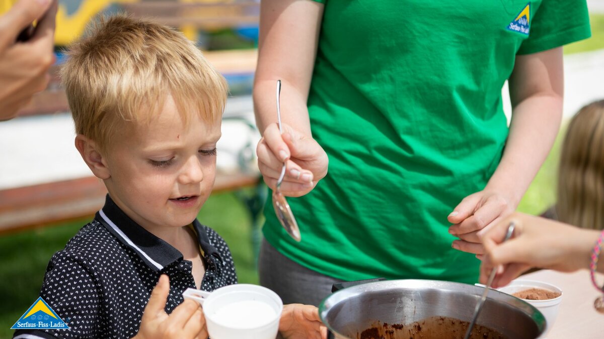 Schokolade mit Kindern zubereiten Programm im Kinderclub Familienregion Serfaus-Fiss-Ladis in Tirol | © Serfaus-Fiss-Ladis Marketing GmbH | Andreas Kirschner