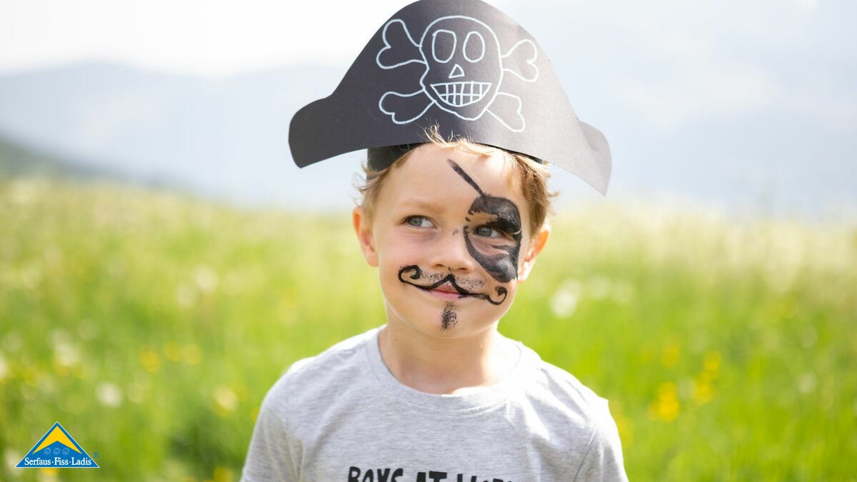 Kind geschminkt als Pirat Animationsprogramm im Kinderclubs Serfaus-Fiss-Ladis in Tirol | © Serfaus-Fiss-Ladis Marketing GmbH | Andreas Kirschner