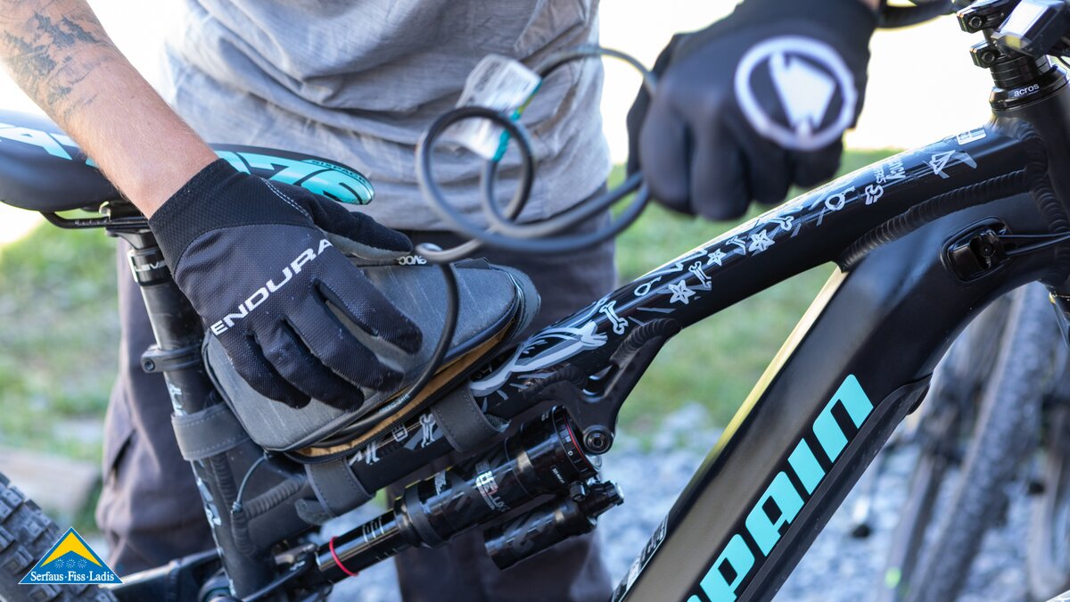 E-Bikes in der Familienregion Serfaus-Fiss-Ladis laden Ladekabel Verleih E-Bikes | © Serfaus-Fiss-Ladis Marketing GmbH | Andreas Kirschner