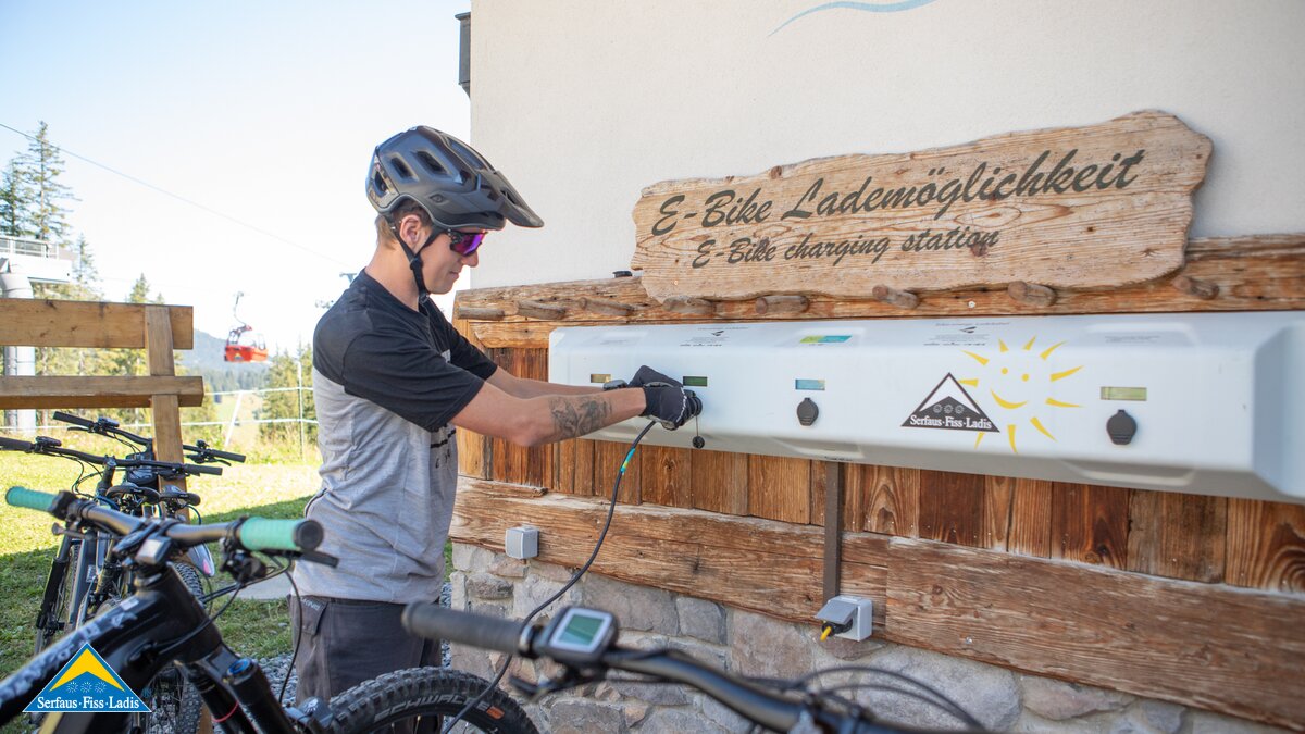 E-Bike-Ladestation beim Högsee Eingang Seealm Hög Familienregion Serfaus-Fiss-Ladis in Tirol | © Serfaus-Fiss-Ladis Marketing GmbH | Andreas Kirschner
