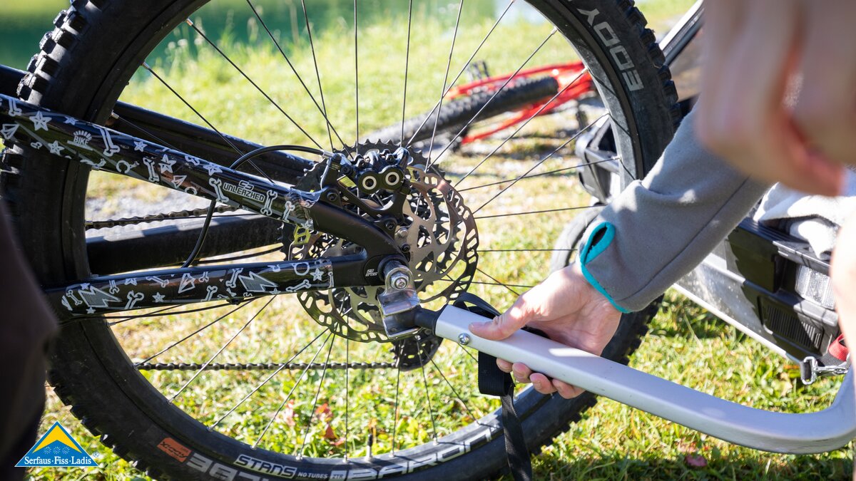 Verbindung Fahrrad mit Fahrradanhänger Verleih Sportgeschäfte Serfaus-Fiss-Ladis in Tirol | © Serfaus-Fiss-Ladis Marketing GmbH | Andreas Kirschner