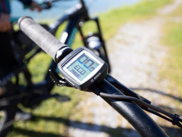 Anzeige E-Bike Akkuberbrauch und Geschwindigkeit Radausflug mit Kinderanhänger Serfaus-Fiss-Ladis in Tirol | © Serfaus-Fiss-Ladis Marketing GmbH | Andreas Kirschner