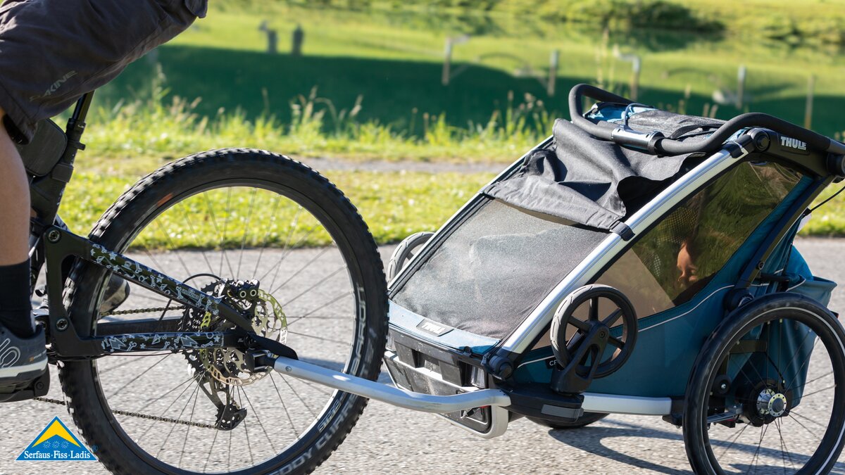 Fahrradanhänger mit Kleinkind und E-Bike Radausflug in Serfaus-Fiss-Ladis in Tirol | © Serfaus-Fiss-Ladis Marketing GmbH | Andreas Kirschner