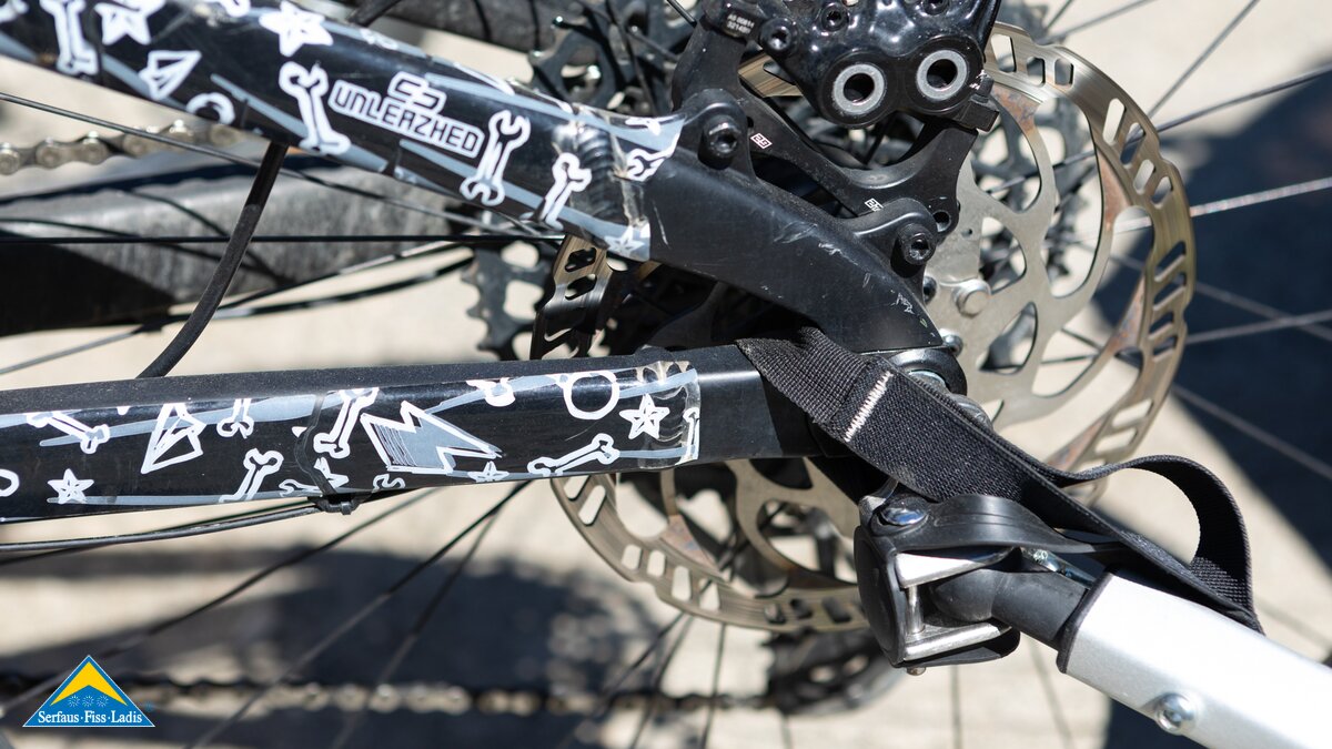 Fahrradanhänger am Hinterrad des Rads befestigen Verleih und Montag Serfaus-Fiss-Ladis in Tirol | © Serfaus-Fiss-Ladis Marketing GmbH | Andreas Kirschner