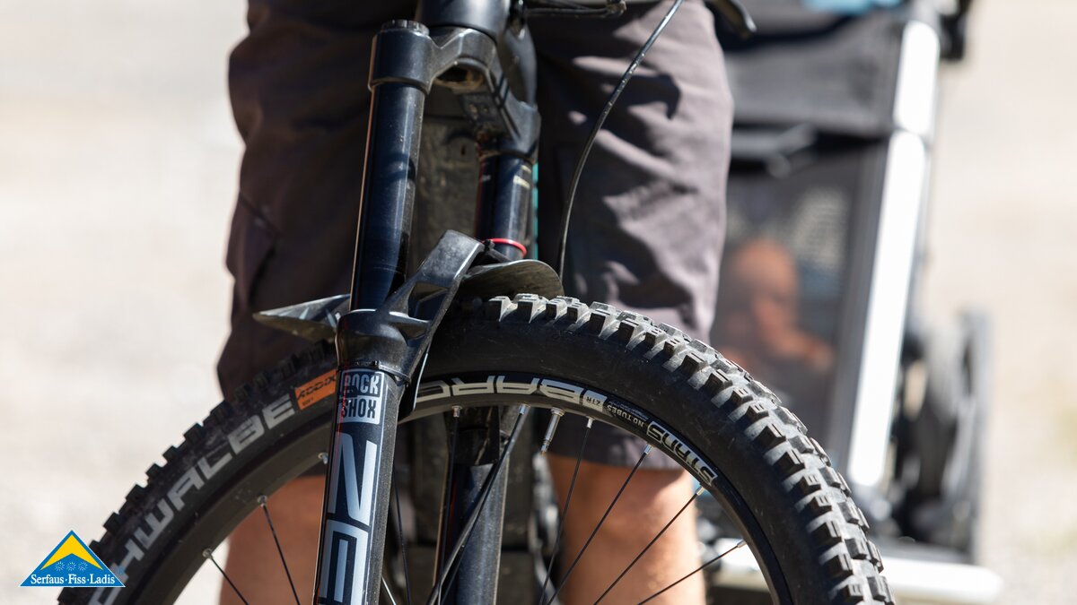 Sommerurlaub mit Kleinkindern in Serfaus-Fiss-Ladis in Tirol Tipps Bikeausflug mit Fahrradanhänger | © Serfaus-Fiss-Ladis Marketing GmbH | Andreas Kirschner
