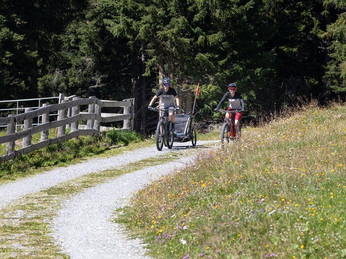 Famlienausflug mit E-Biken Tipps Kurven fahren Gefahr Umkippen schöne Radtouren mit kleinen Kindern Blog Serfaus-Fiss-Ladis in Tirol | © Serfaus-Fiss-Ladis Marketing GmbH | Andreas Kirschner