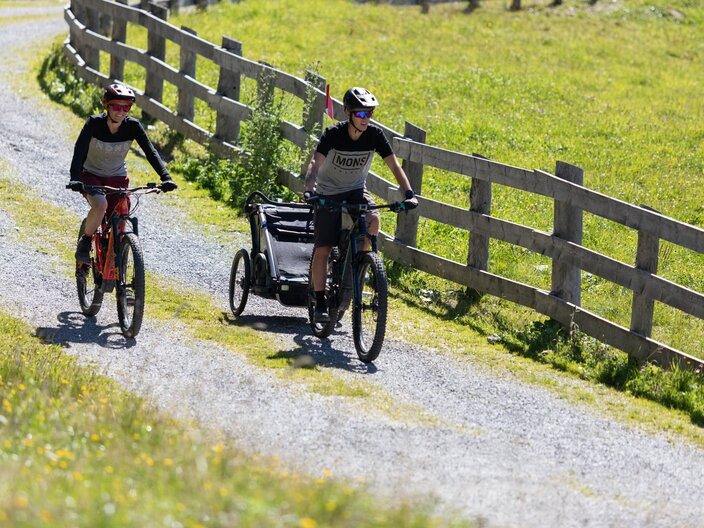 Sicher unterwegs mit E-Bike und Kinderanhänger Ausflug in den Bergen Blog Serfaus-Fiss-Ladis in Tirol | © Serfaus-Fiss-Ladis Marketing GmbH | Andreas Kirschner