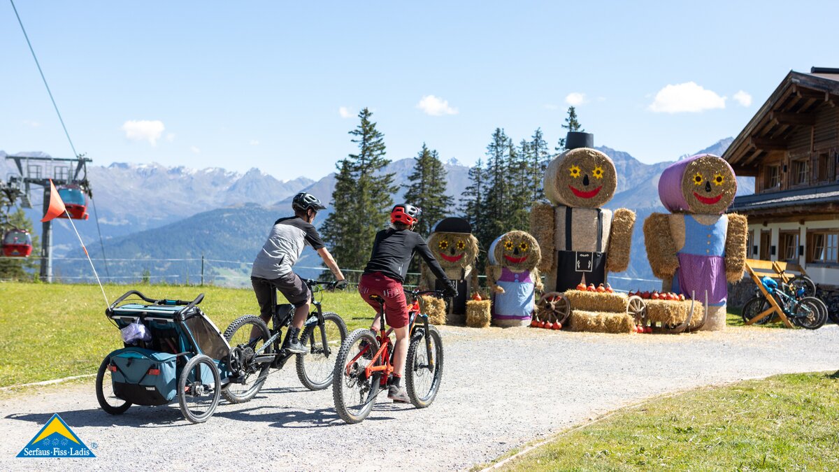 Biker kehren bei Seealm Hög Bergrestaurant direkt am Högsee ein Tourentipp mit Kleinkindern | © Serfaus-Fiss-Ladis Marketing GmbH | Andreas Kirschner