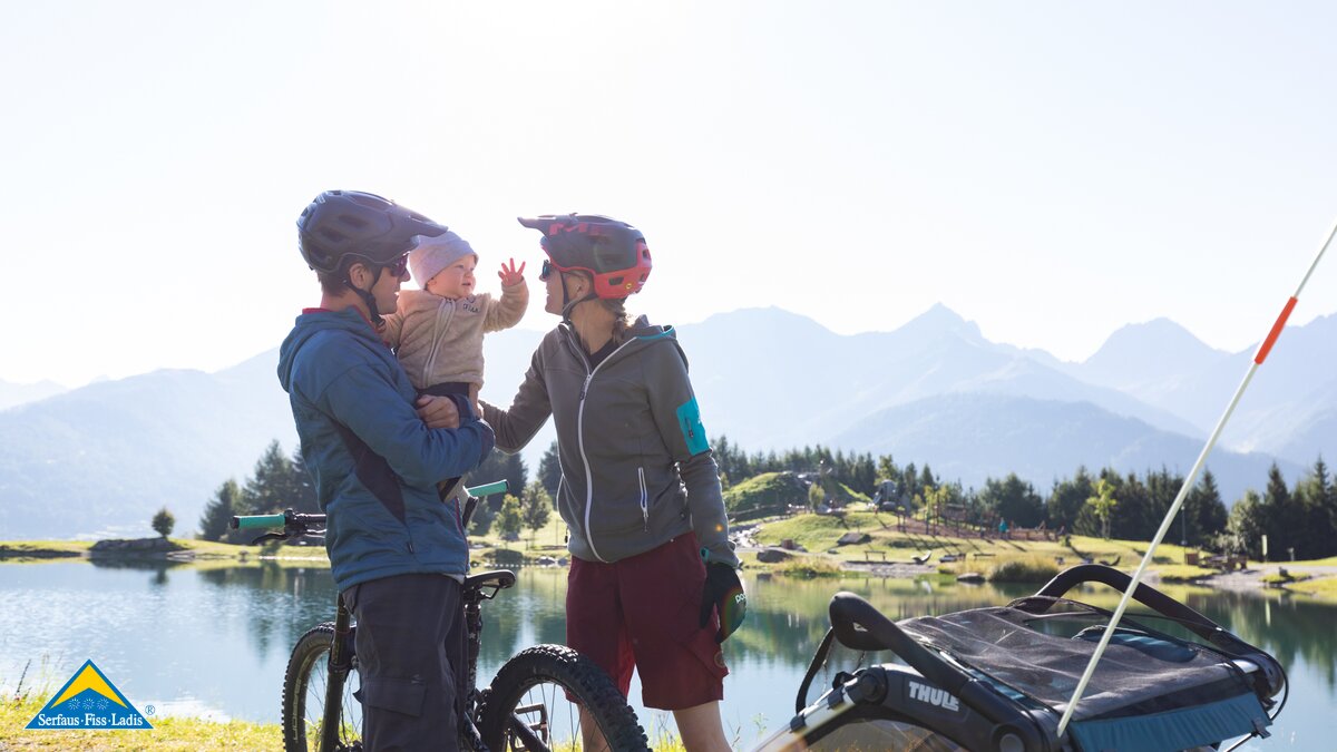 Radfahren in der Familienregion Serfaus-Fiss-Ladis in Tirol mit Kleinkindern im Fahradanhänger | © Serfaus-Fiss-Ladis Marketing GmbH | Andreas Kirschner