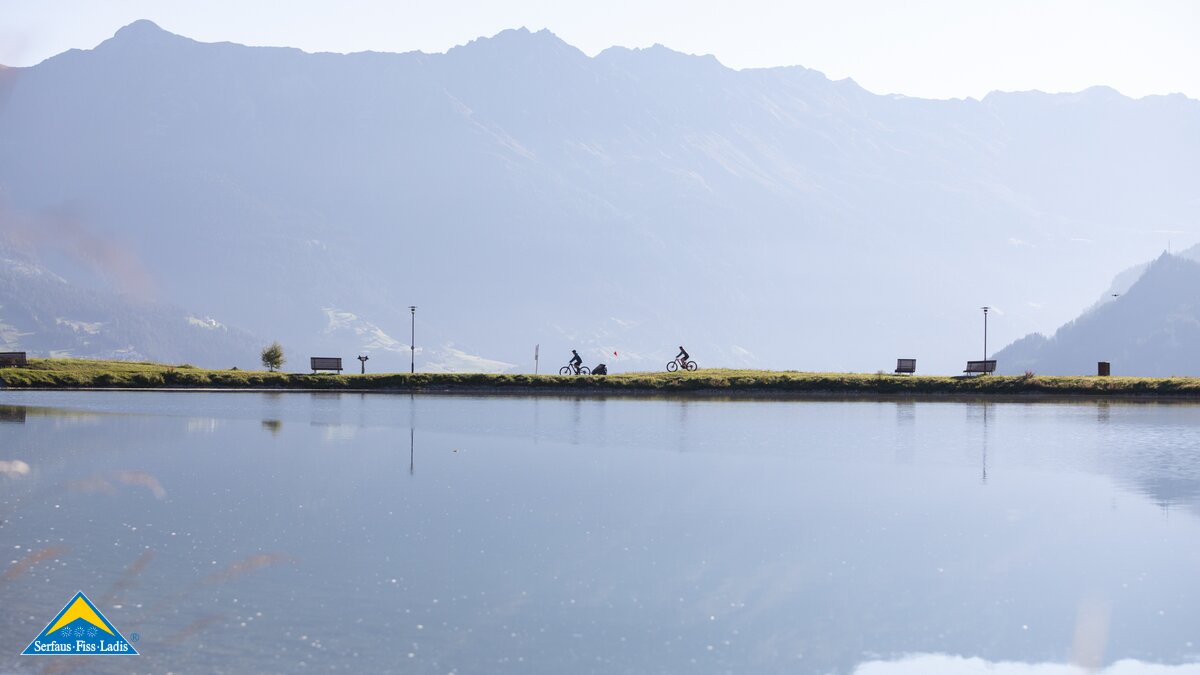 Radfahrer am Ufer des Wolfsees Radausflüge mit Kleinkindern in Serfaus-Fiss-Ladis in Tirol | © Serfaus-Fiss-Ladis Marketing GmbH | Andreas Kirschner