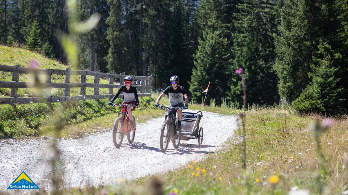 Tourentipps E-Biken mit Kleinkindern im Radanhänger in Serfaus-Fiss-Ladis in Tirol | © Serfaus-Fiss-Ladis Marketing GmbH | Andreas Kirschner