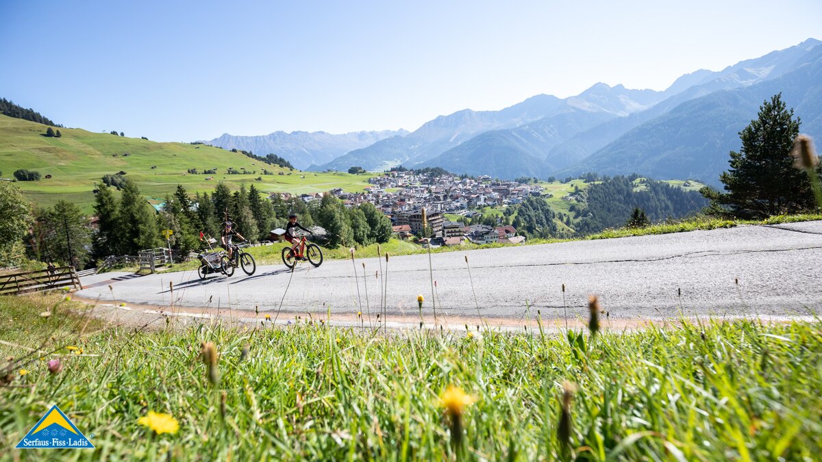 Blick auf Serfaus Sommerurlaub mit der ganzen Familie Radausflug zum Hoegsee | © Serfaus-Fiss-Ladis Marketing GmbH | Andreas Kirschner