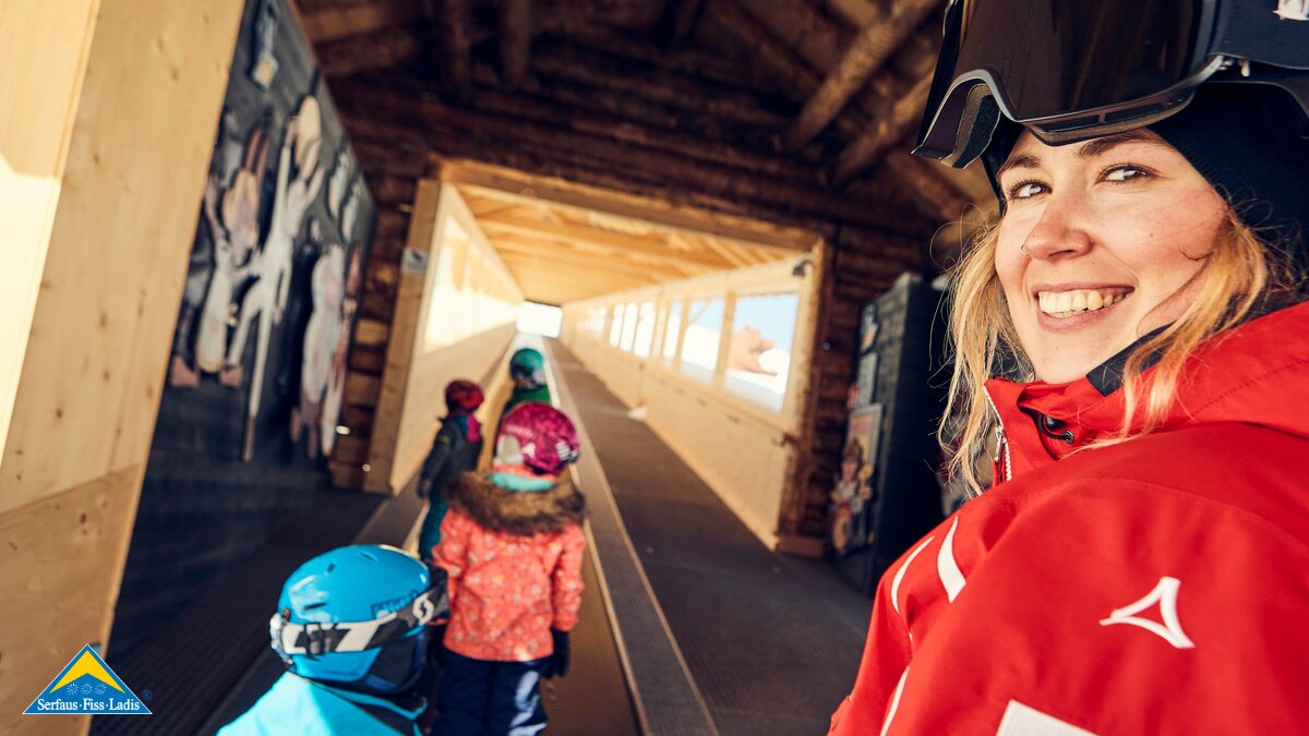 Skilehrerin mit einer Kindergruppe in der Kinderschneealm auf einem Zauberteppich Region Serfaus-Fiss-Ladis in Tirol | © Skischule Serfaus