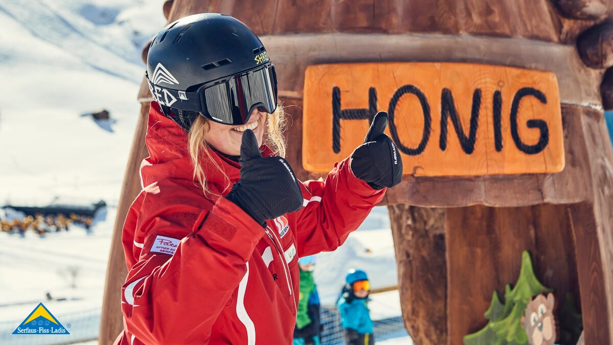Skilehrer der Skischule Serfaus beim Unterrichten im Familiengebiet Serfaus-Fiss-Ladis in Tirol | © Skischule Serfaus
