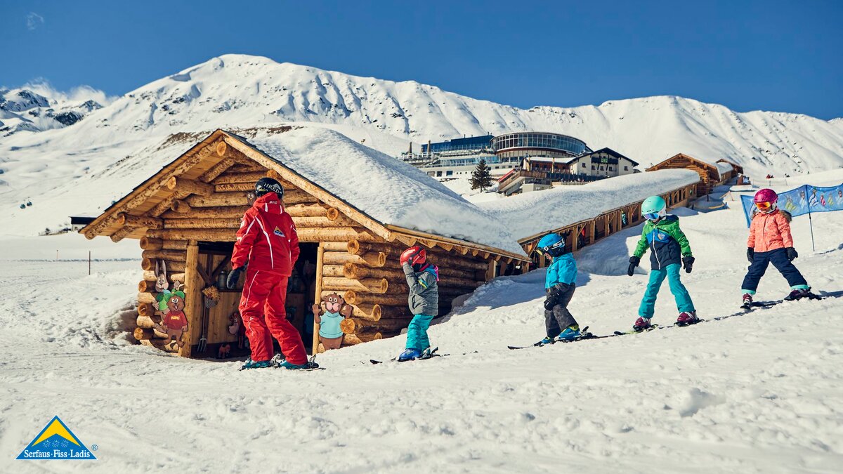 Skischulgruppe beim Einstieg des überdachten Fördertunnels in der Kinderschneealm Skigebiet Serfaus-Fiss-Ladis in Tirol | © Skischule Serfaus