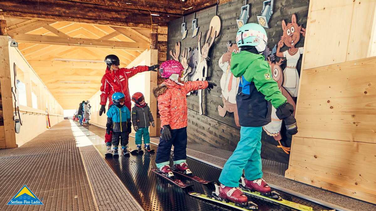 Skischulgruppe auf dem Förderband in der Kinderschneealm der Skischule Serfaus in der Familienregion Serfaus-Fiss-Ladis in Tirol | © Skischule Serfaus