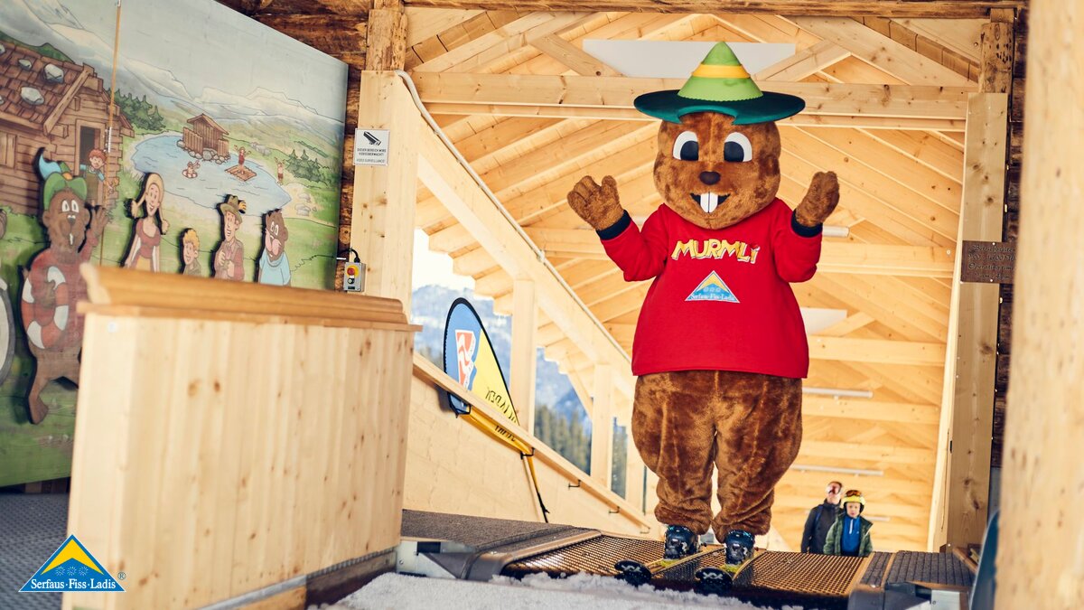 Maskottchen Murmli das Murmeltier fährt Ski in der Region Serfaus-Fiss-Ladis in Tirol | © Skischule Serfaus