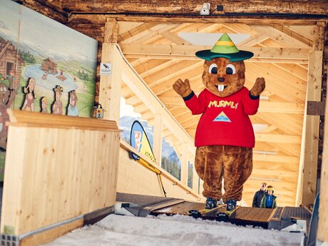 Maskottchen Murmli das Murmeltier fährt Ski in der Region Serfaus-Fiss-Ladis in Tirol | © Skischule Serfaus