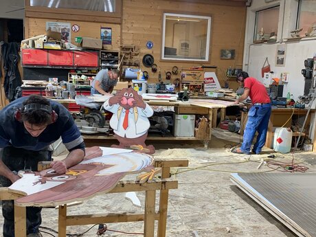 Bemalen der Platten in der Werkstatt Neuinszenierung der Kinderschneealm Ursula Weixlbaumer-Norz Skischule Serfaus in der Familienregion Serfaus-Fiss-Ladis in Tirol | © Ursula Weixlbaumer-Norz