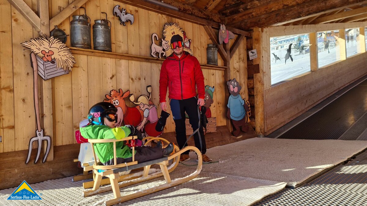 Überdachtes Förderband in der Kinderschneealm Übungsgelände der Skischule Serfaus Familienregion Serfaus-Fiss-Ladis in Tirol | © Serfaus-Fiss-Ladis Marketing GmbH