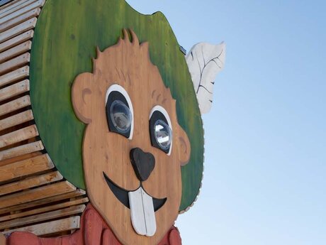 Maskottchen Murmli von Serfaus lädt zum Rutschen in der Kinderschneealm unterwegs mit Kleinkindern in der Region Serfaus-Fiss-Ladis Blog | © Serfaus-Fiss-Ladis Marketing GmbH | Andreas Kirschner