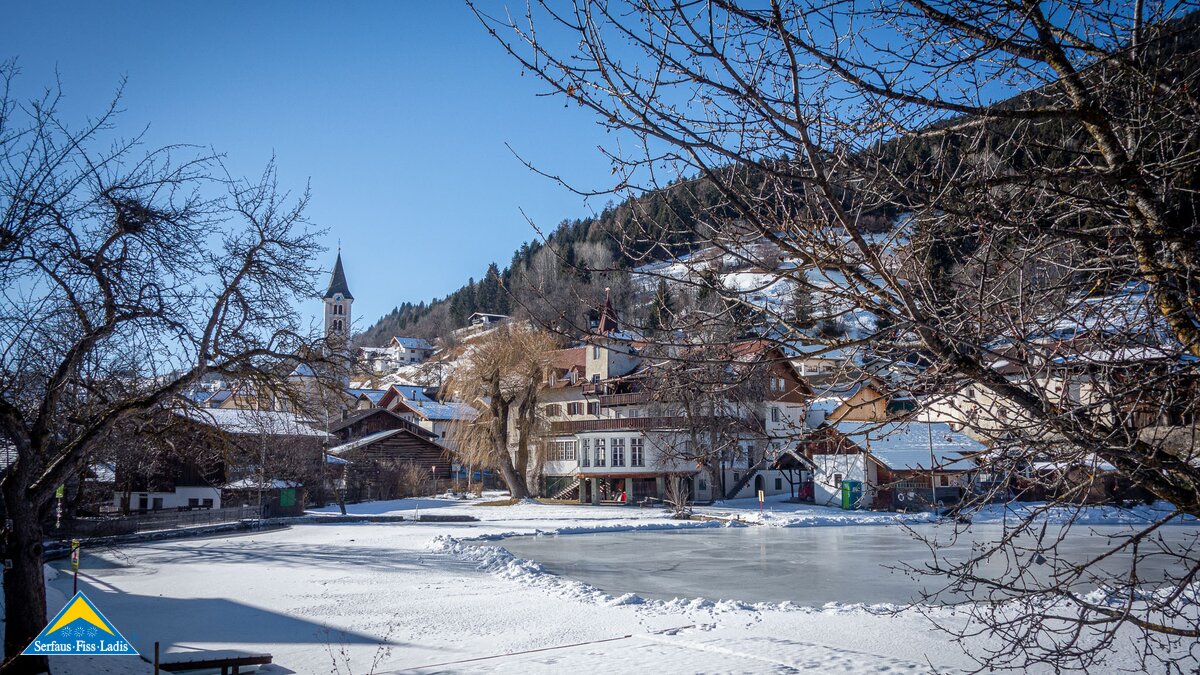 Schlittschuhlaufen unterhalb der Burg Laudeck in Ladis in der Familienregion Serfaus-Fiss-Ladis in Tirol | © Patotra