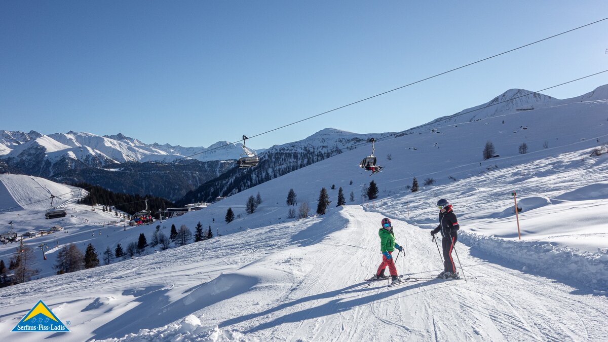 Skifahrer auf einer Piste in der Familienregion Serfaus-Fiss-Ladis in Tirol | © Patotra