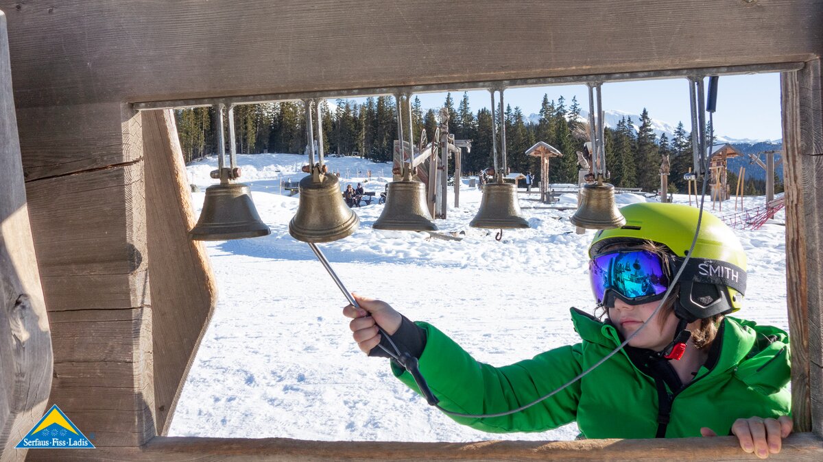 Spielestationen am Högsee in Serfaus im Winter Kuhglocken läuten Familienregion Serfaus-Fiss-Ladis in Tirol  | © Patotra