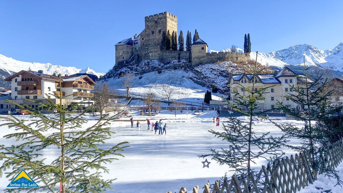 Eislaufen am Schlossweiher in Ladis im Familienskigebiet Serfaus-Fiss-Ladis in Tirol | © Patotra