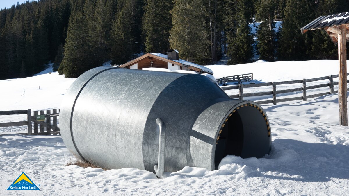Begehbare Riesenmilchkanne am Ufer des Högsees in der Familienregion Serfaus-Fiss-Ladis in Tirol | © Patotra